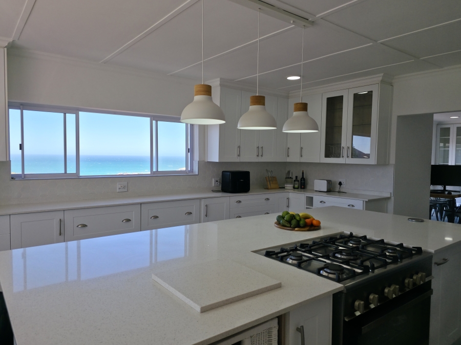 6 Bedroom Property for Sale in Wavecrest Eastern Cape